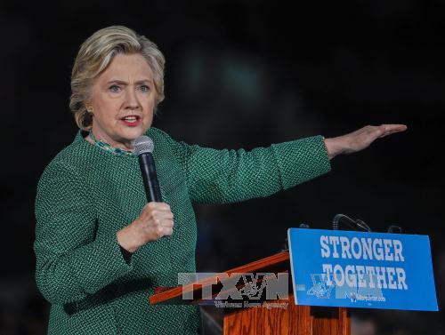 FBI mở lại điều tra vụ bê bối thư điện tử của bà Clinton ảnh 1